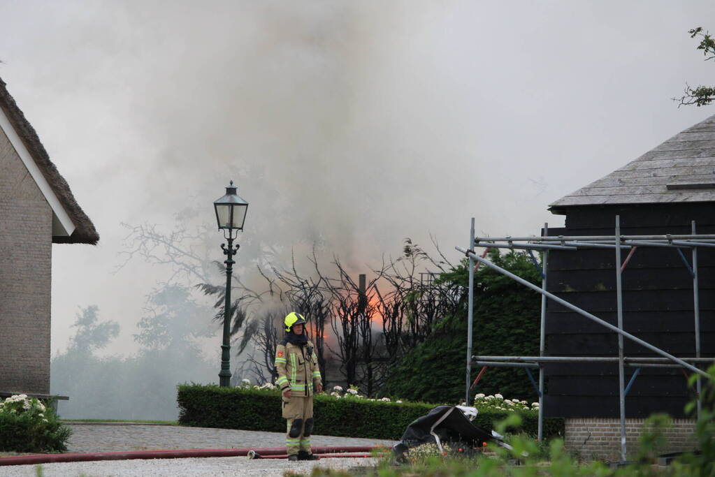 Forse rookontwikkeling bij uitslaande brand op boerderij