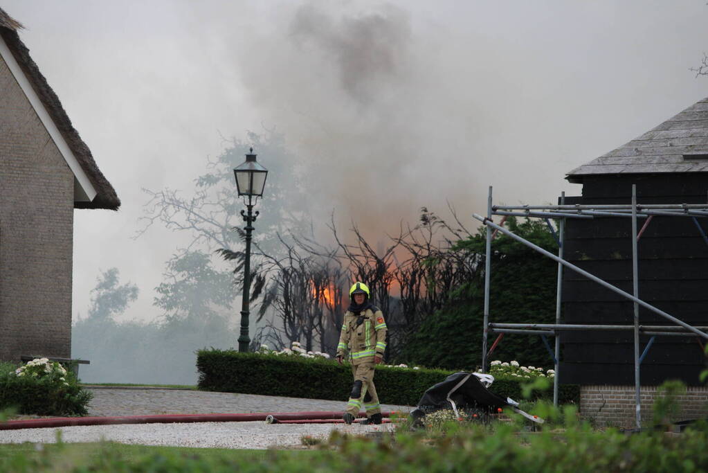 Forse rookontwikkeling bij uitslaande brand op boerderij