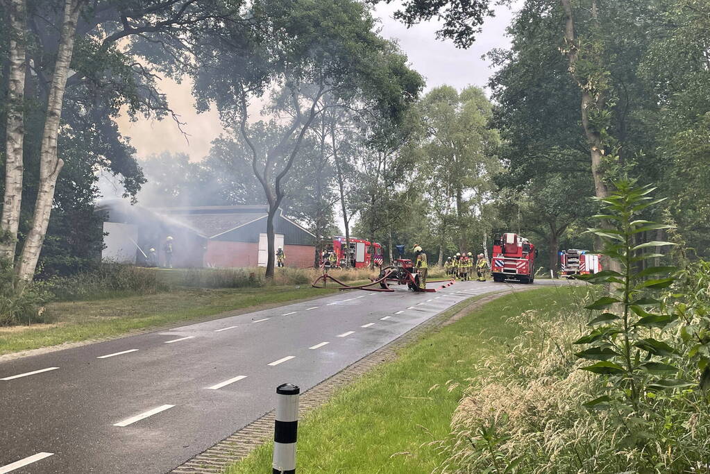 Schuur met pluimvee verwoest vanwege brand