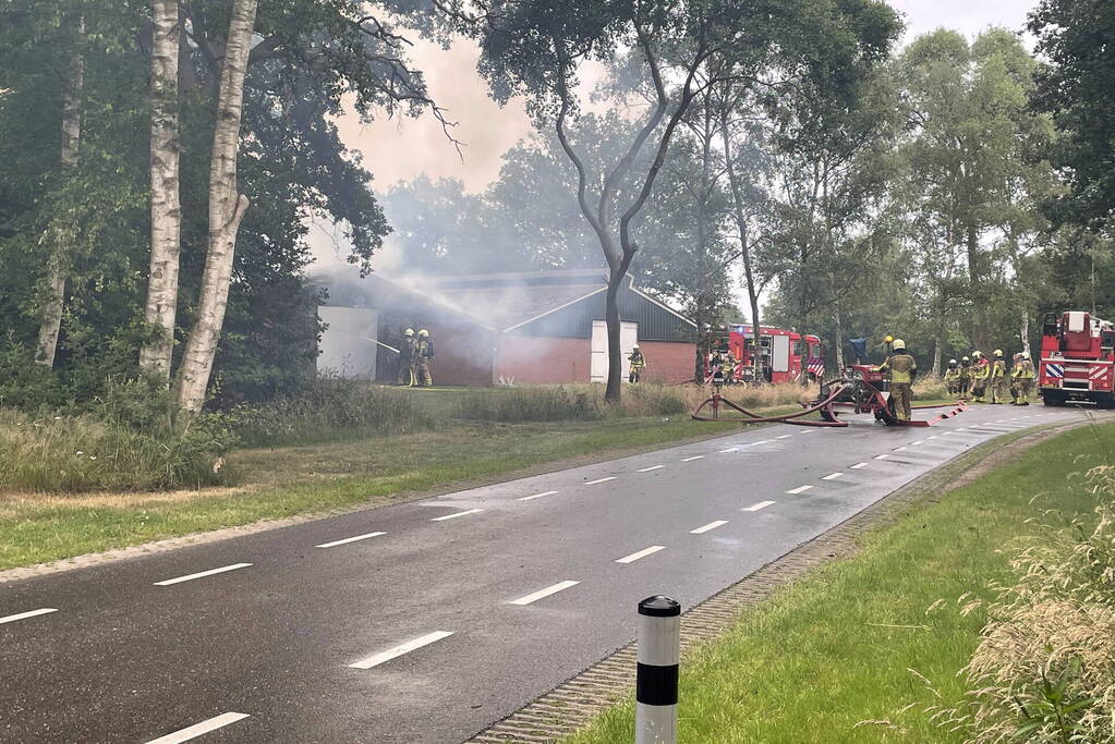 Schuur met pluimvee verwoest vanwege brand