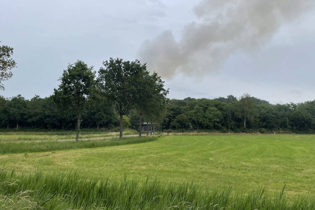 Schuur met pluimvee verwoest vanwege brand