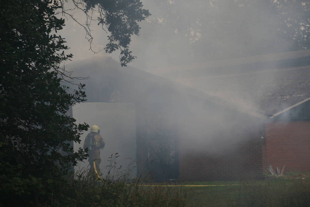 Schuur met pluimvee verwoest vanwege brand