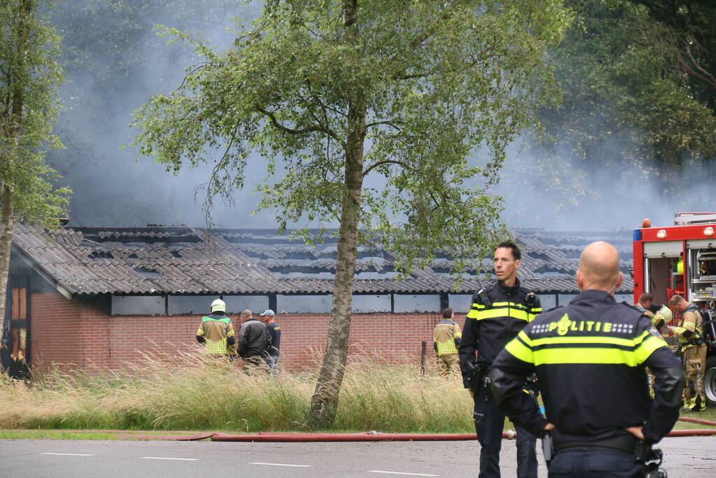 Schuur met pluimvee verwoest vanwege brand