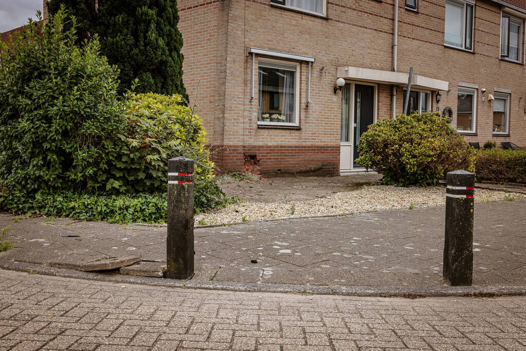 Auto knalt op hoekwoning