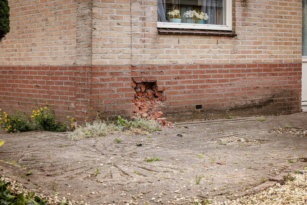 Auto knalt op hoekwoning