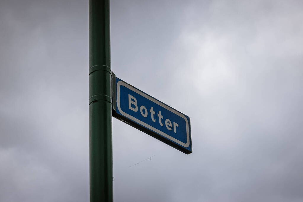 Auto knalt op hoekwoning