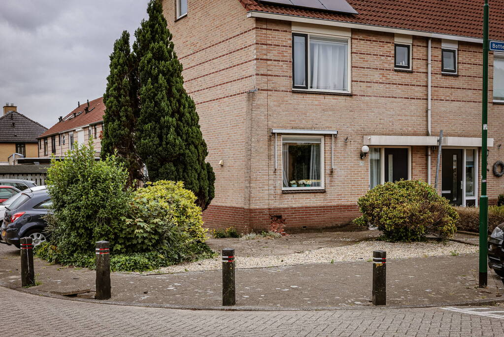 Auto knalt op hoekwoning