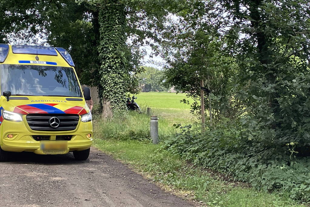 Gewonde nadat quad tegen boom rijdt