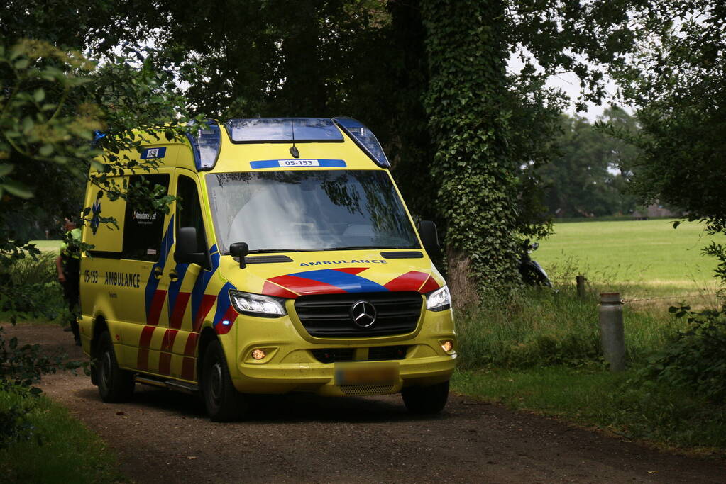 Gewonde nadat quad tegen boom rijdt