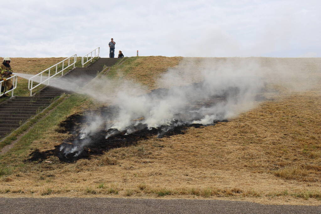 Stuk dijk in brand gestoken