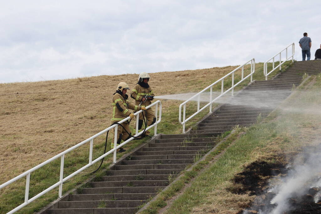Stuk dijk in brand gestoken