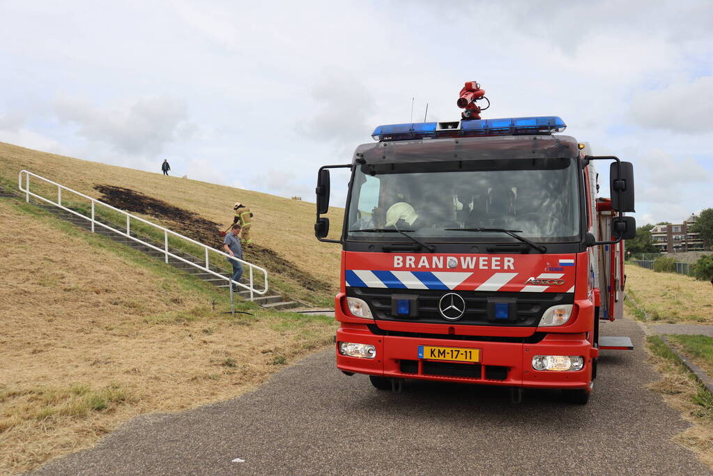 Stuk dijk in brand gestoken