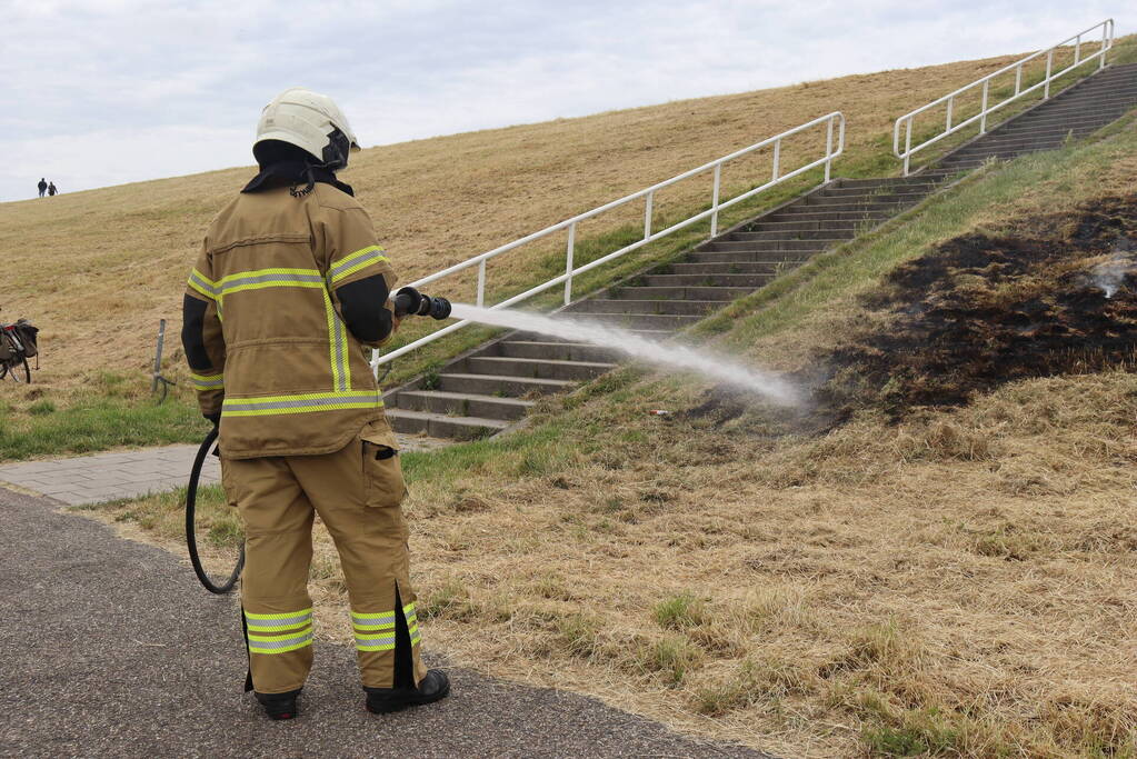 Stuk dijk in brand gestoken