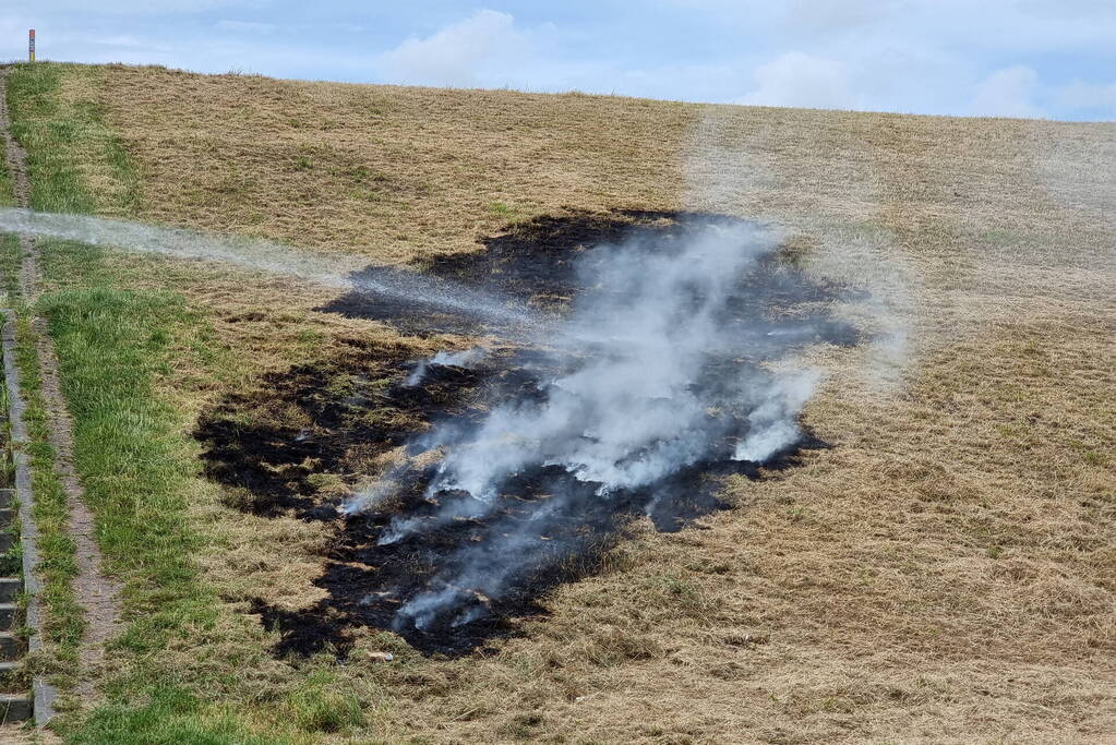 Stuk dijk in brand gestoken