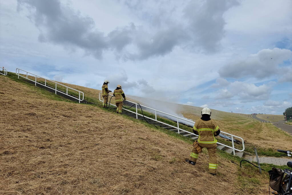 Stuk dijk in brand gestoken
