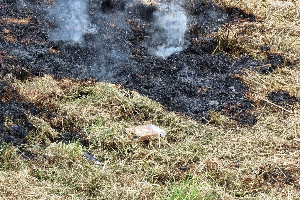 Stuk dijk in brand gestoken