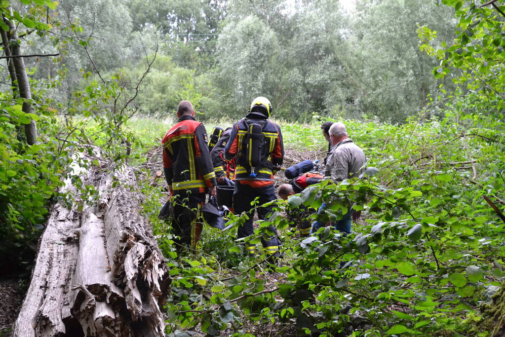 Stapel kranten in brand gestoken in het Gouwebos
