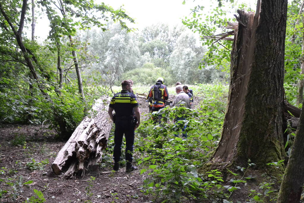 Stapel kranten in brand gestoken in het Gouwebos