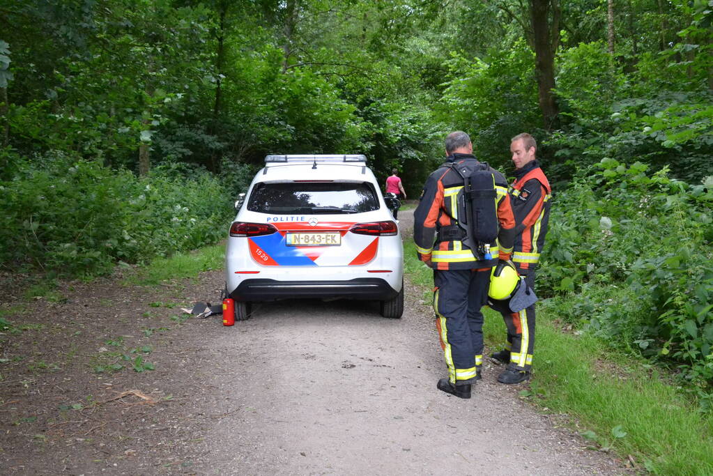 Stapel kranten in brand gestoken in het Gouwebos