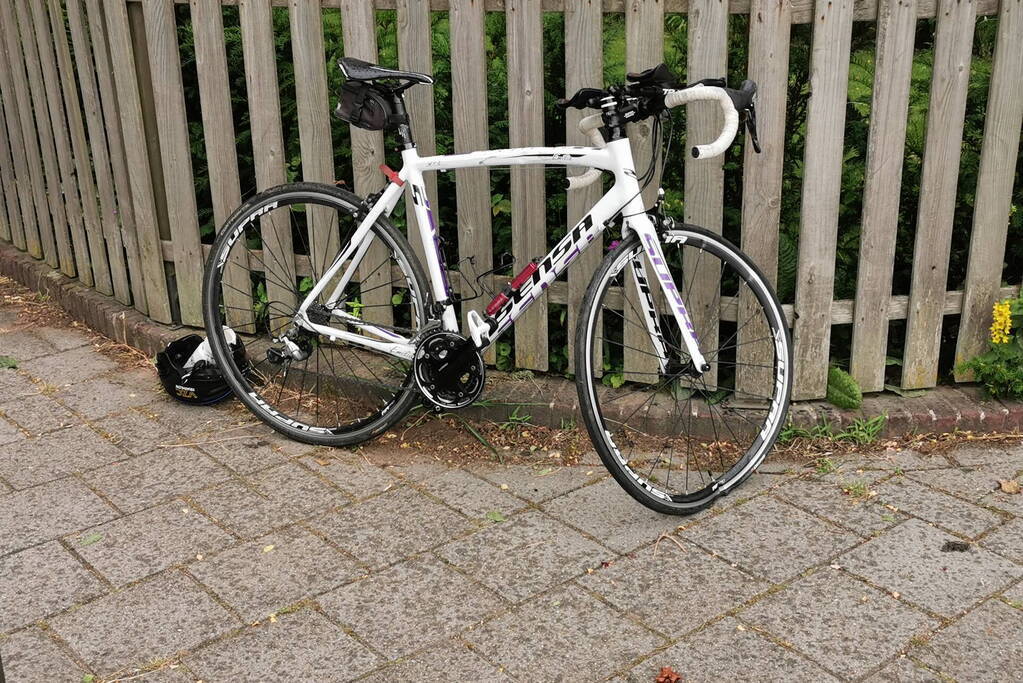 Wielrenner en auto botsen op rotonde