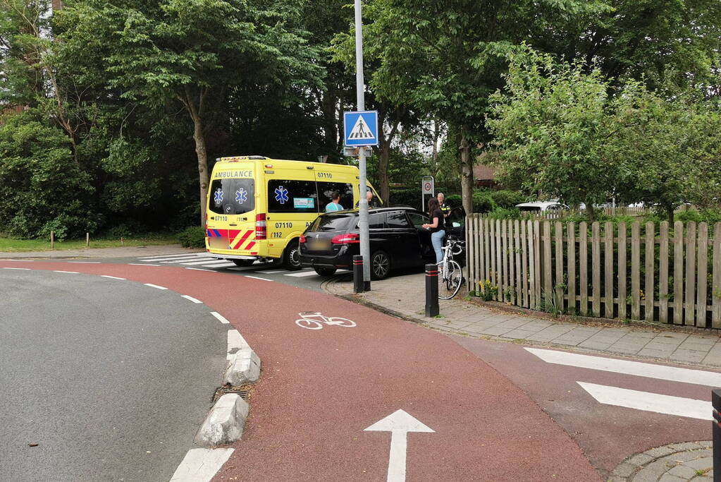 Wielrenner en auto botsen op rotonde