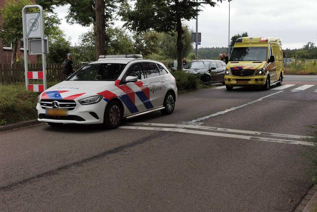 Wielrenner en auto botsen op rotonde