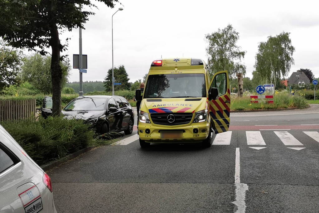 Wielrenner en auto botsen op rotonde