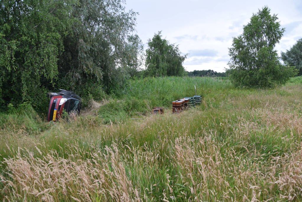 Auto slaat over de kop op oprit van snelweg