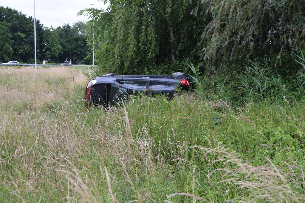 Auto slaat over de kop op oprit van snelweg