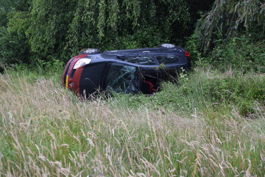 Auto slaat over de kop op oprit van snelweg