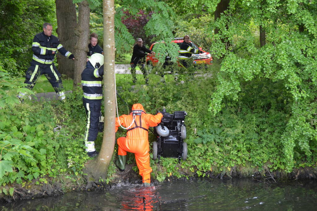 Persoon op scootmobiel raakt te water