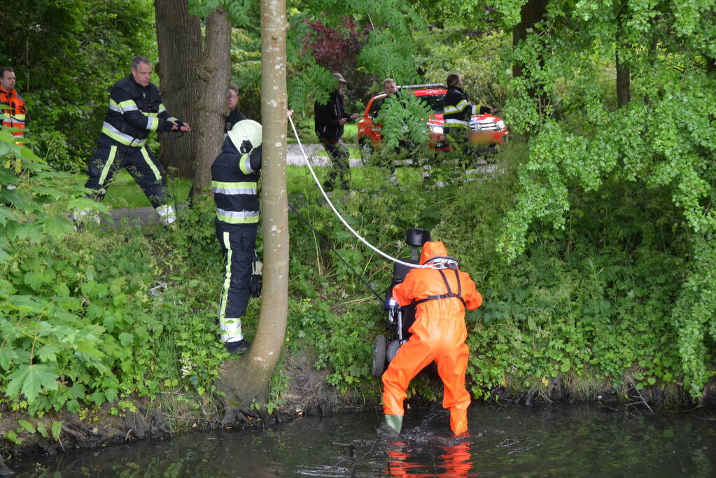 Persoon op scootmobiel raakt te water