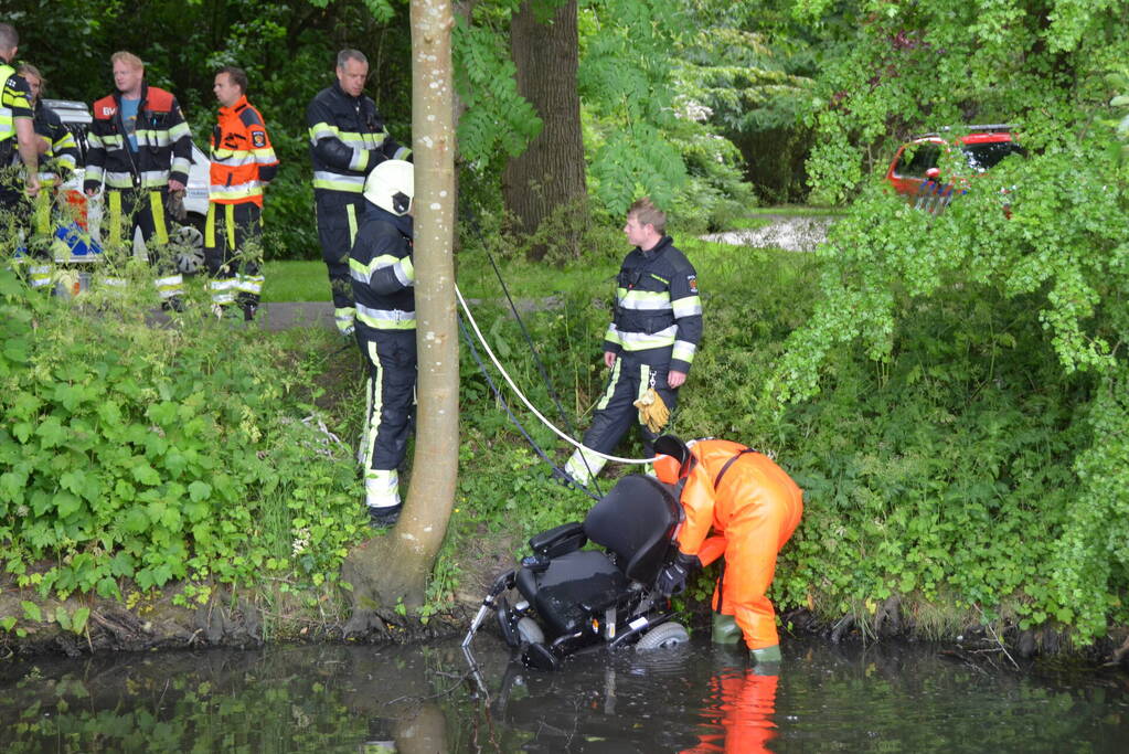 Persoon op scootmobiel raakt te water