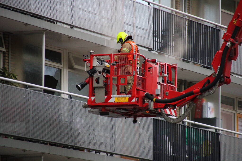 Hevige brand in portiekwoning