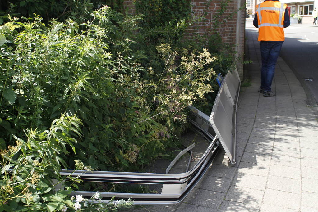 Vrachtwagen rijdt bord af van spoorbrug