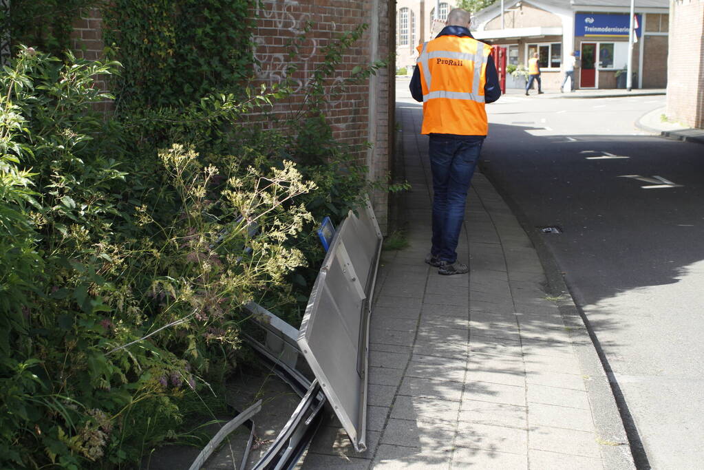 Vrachtwagen rijdt bord af van spoorbrug