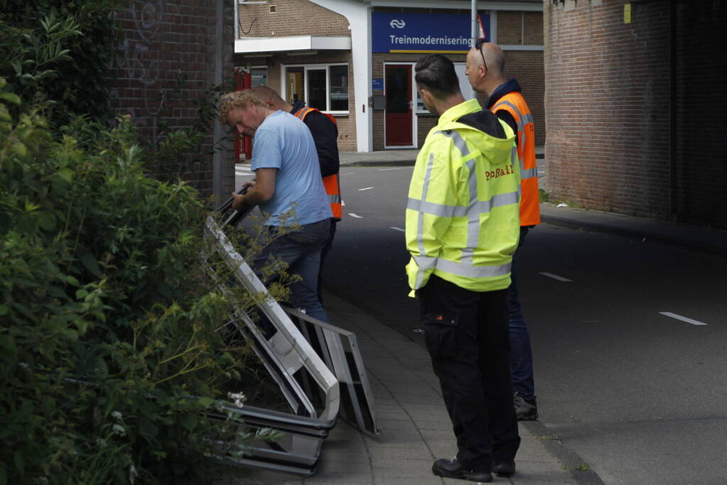 Vrachtwagen rijdt bord af van spoorbrug