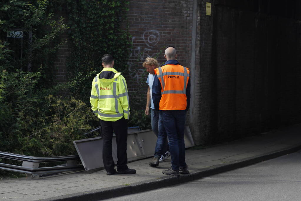 Vrachtwagen rijdt bord af van spoorbrug