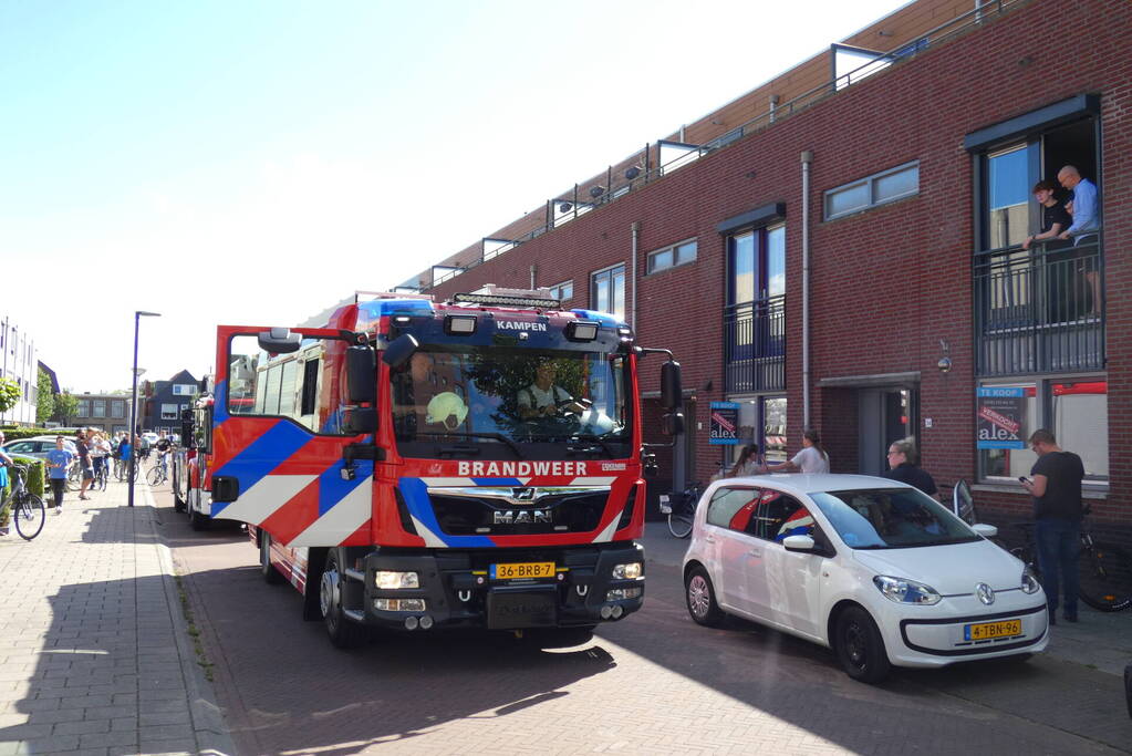 Brandweer doet onderzoek naar mogelijke brand in woning
