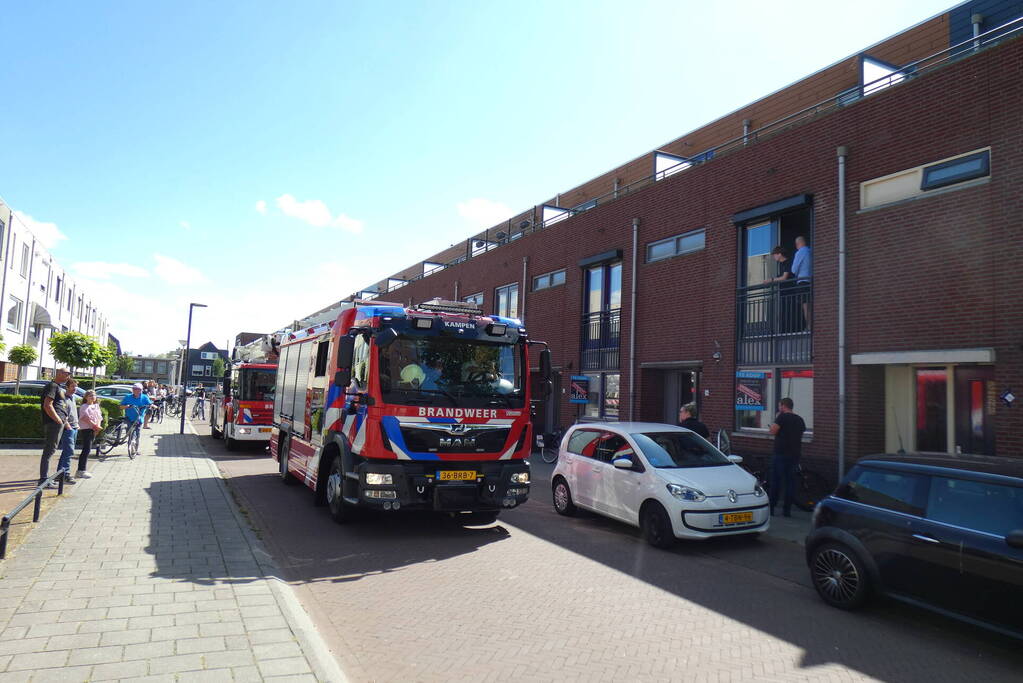 Brandweer doet onderzoek naar mogelijke brand in woning