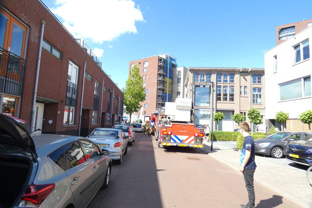 Brandweer doet onderzoek naar mogelijke brand in woning