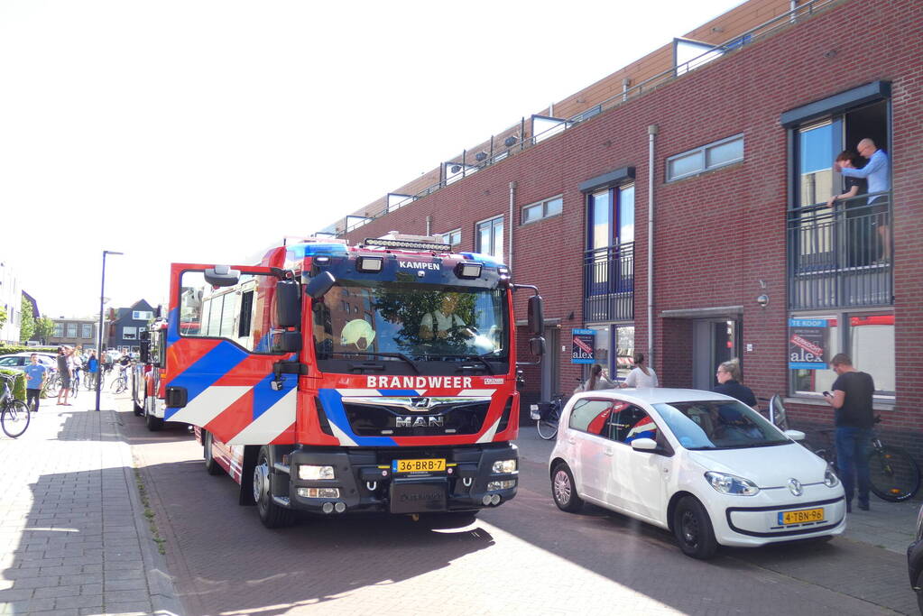 Brandweer doet onderzoek naar mogelijke brand in woning