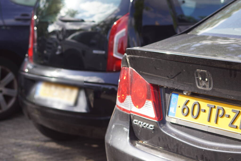 Meerdere auto emblemen gestolen op parkeerplaats