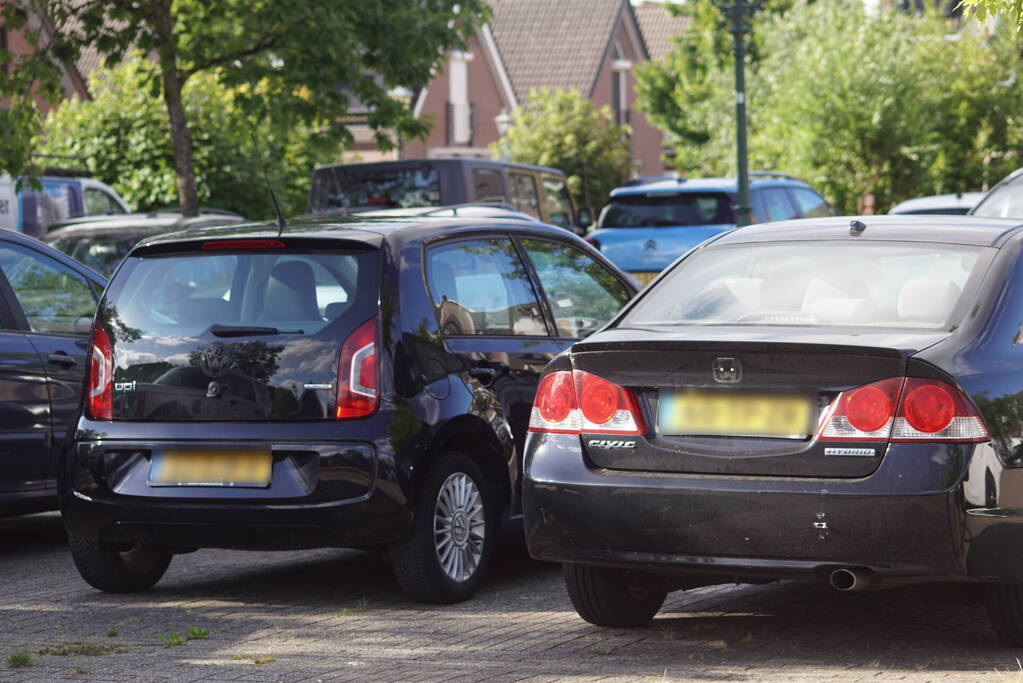 Meerdere auto emblemen gestolen op parkeerplaats