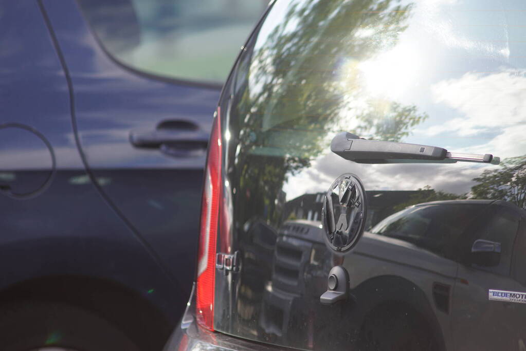 Meerdere auto emblemen gestolen op parkeerplaats