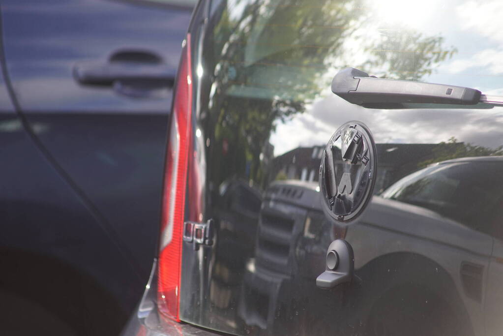 Meerdere auto emblemen gestolen op parkeerplaats