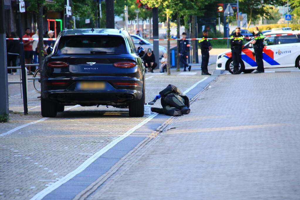 EOD zet robot in na aantreffen verdacht pakket bij Bentley