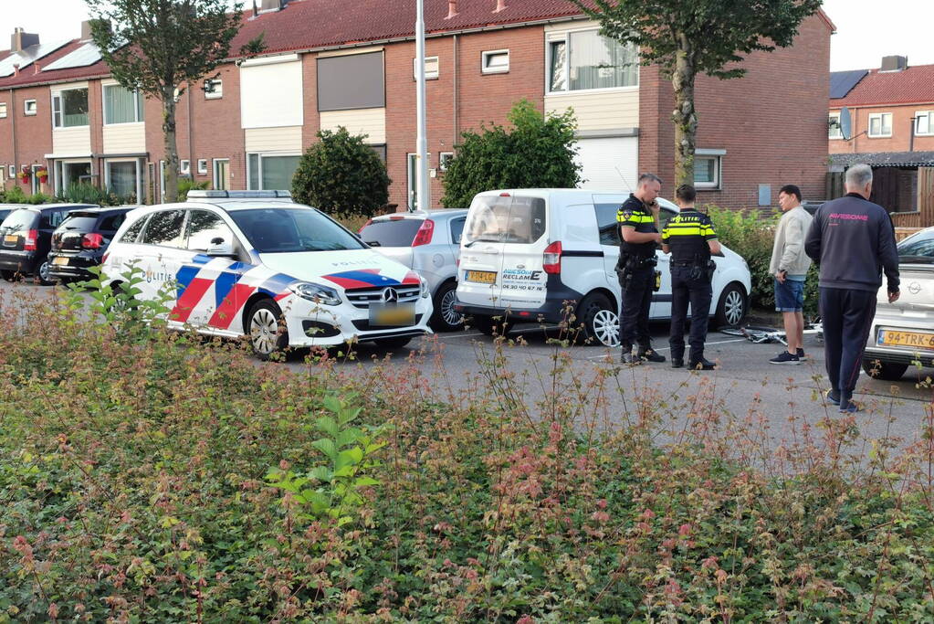 Fiets breekt doormidden na botsing met geparkeerde bestelbus