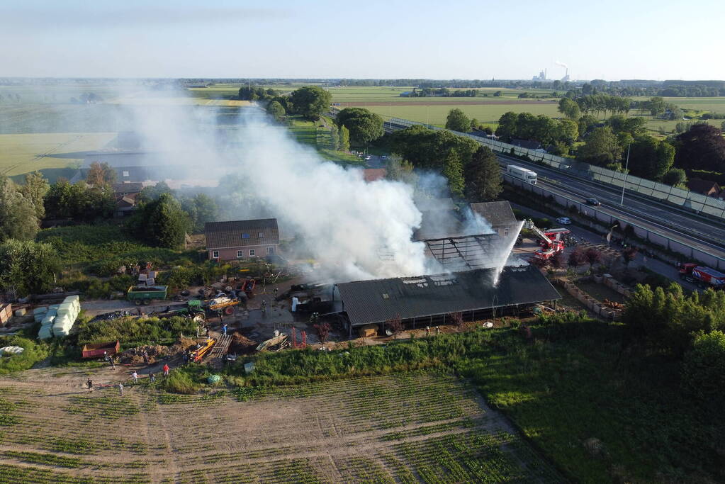 Uitstaande brand verwoest stal
