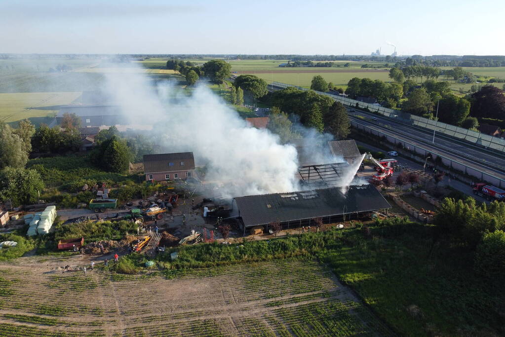Uitstaande brand verwoest stal